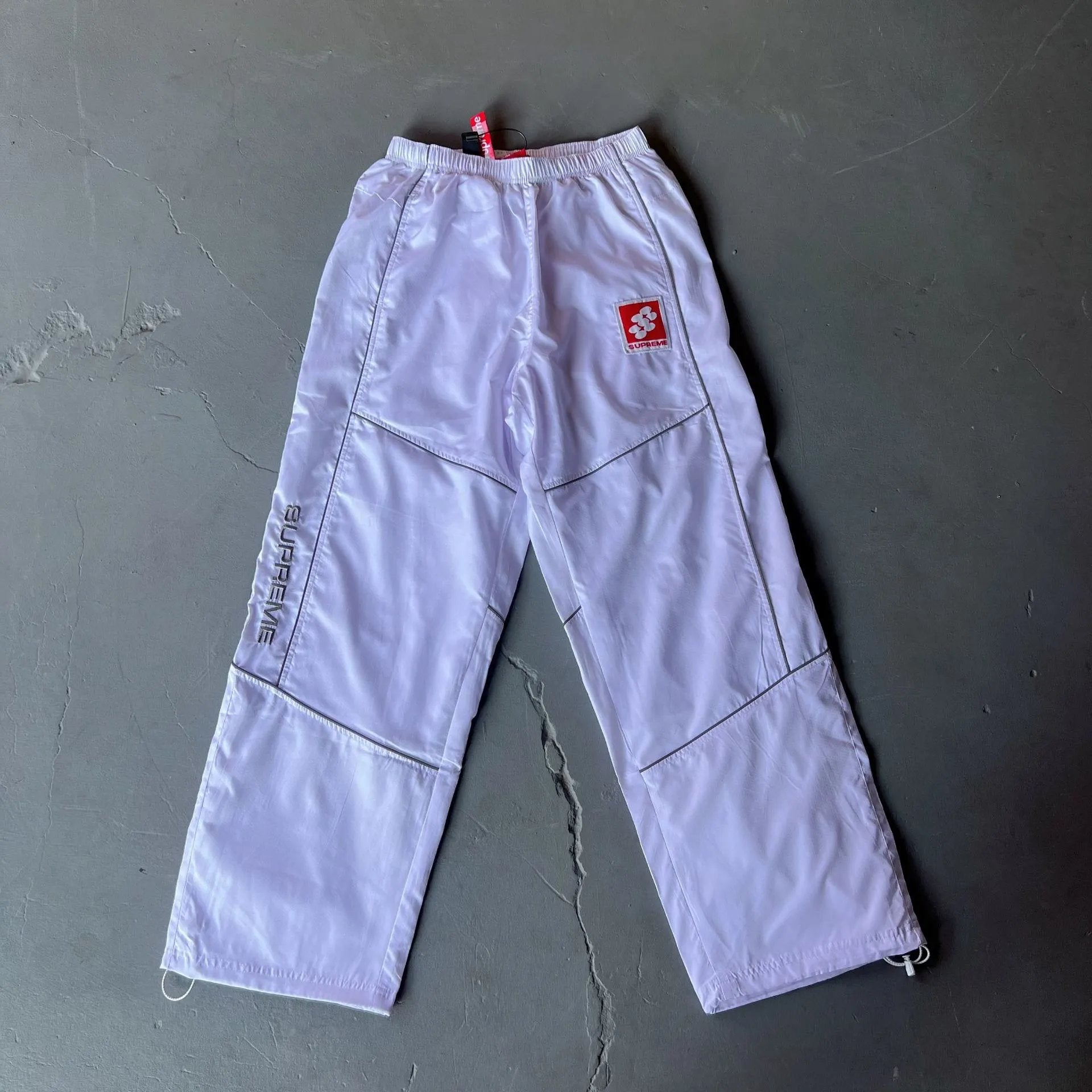 Light purple cargo pants on a dark gray background