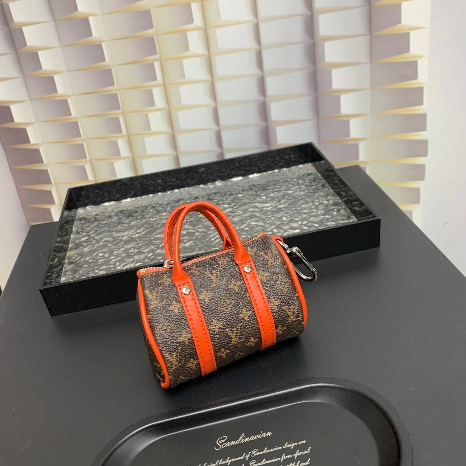 VL Handbags (9) 33