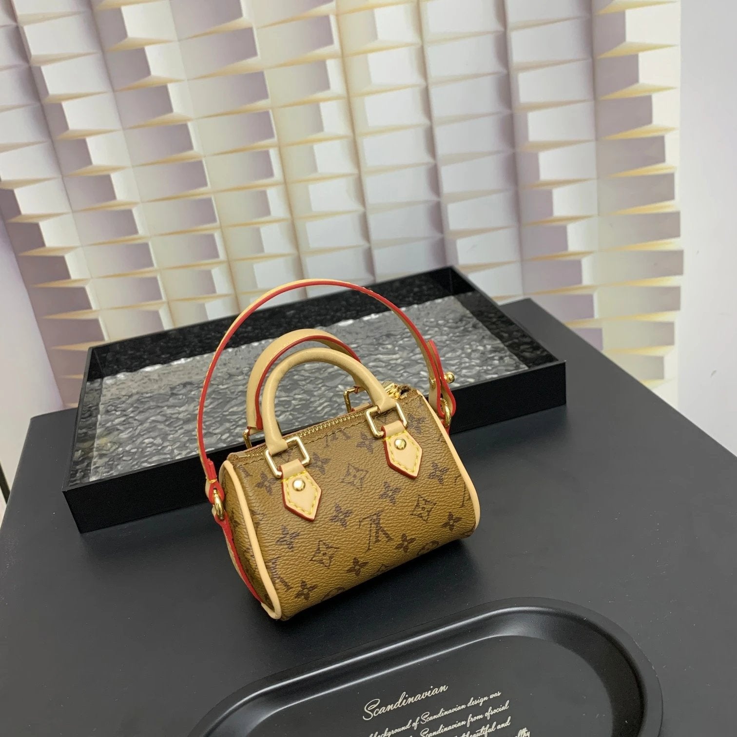 VL Handbags (9) 16