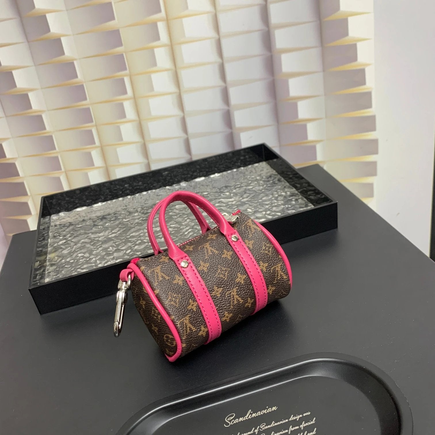 VL Handbags (9) 24