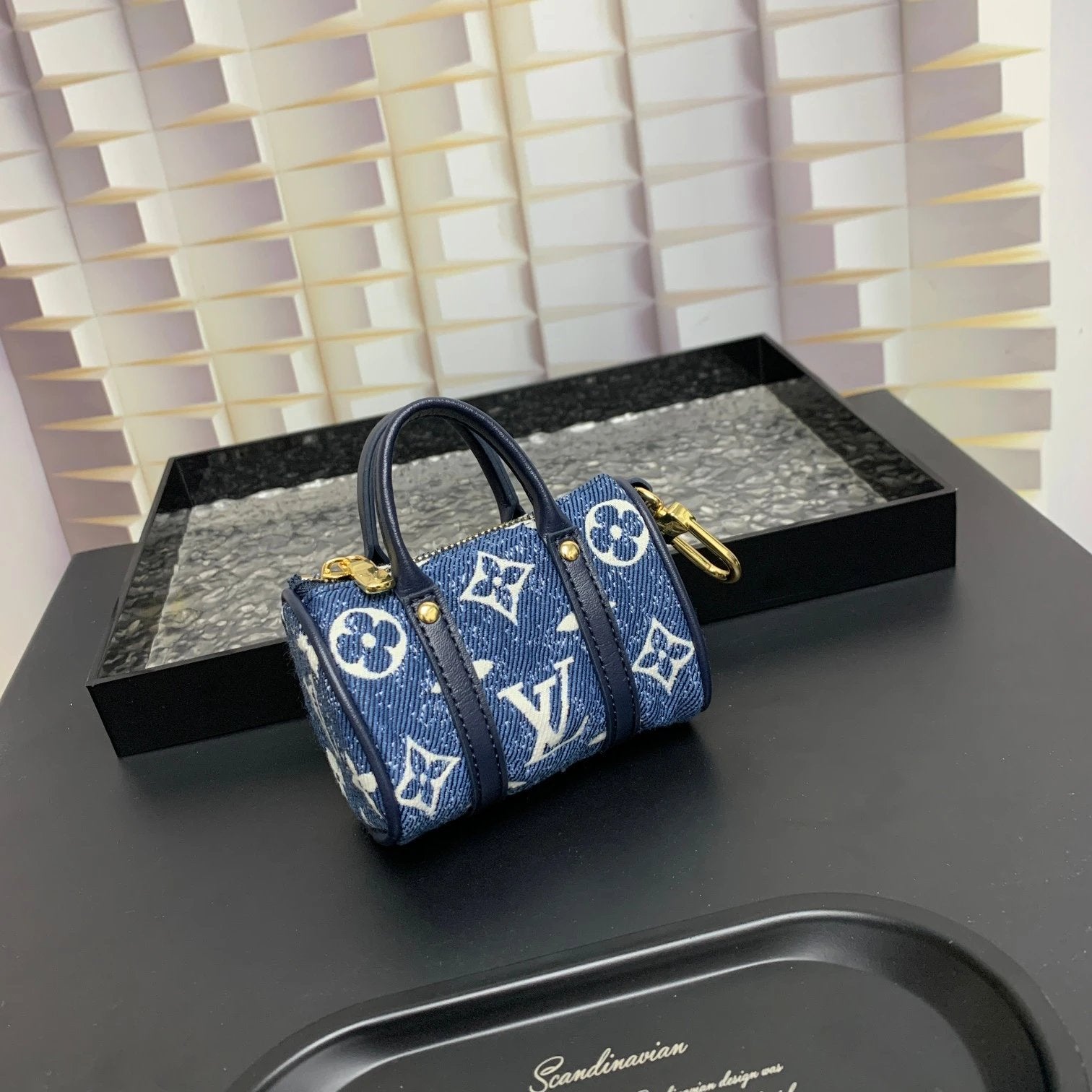 VL Handbags (9) 29