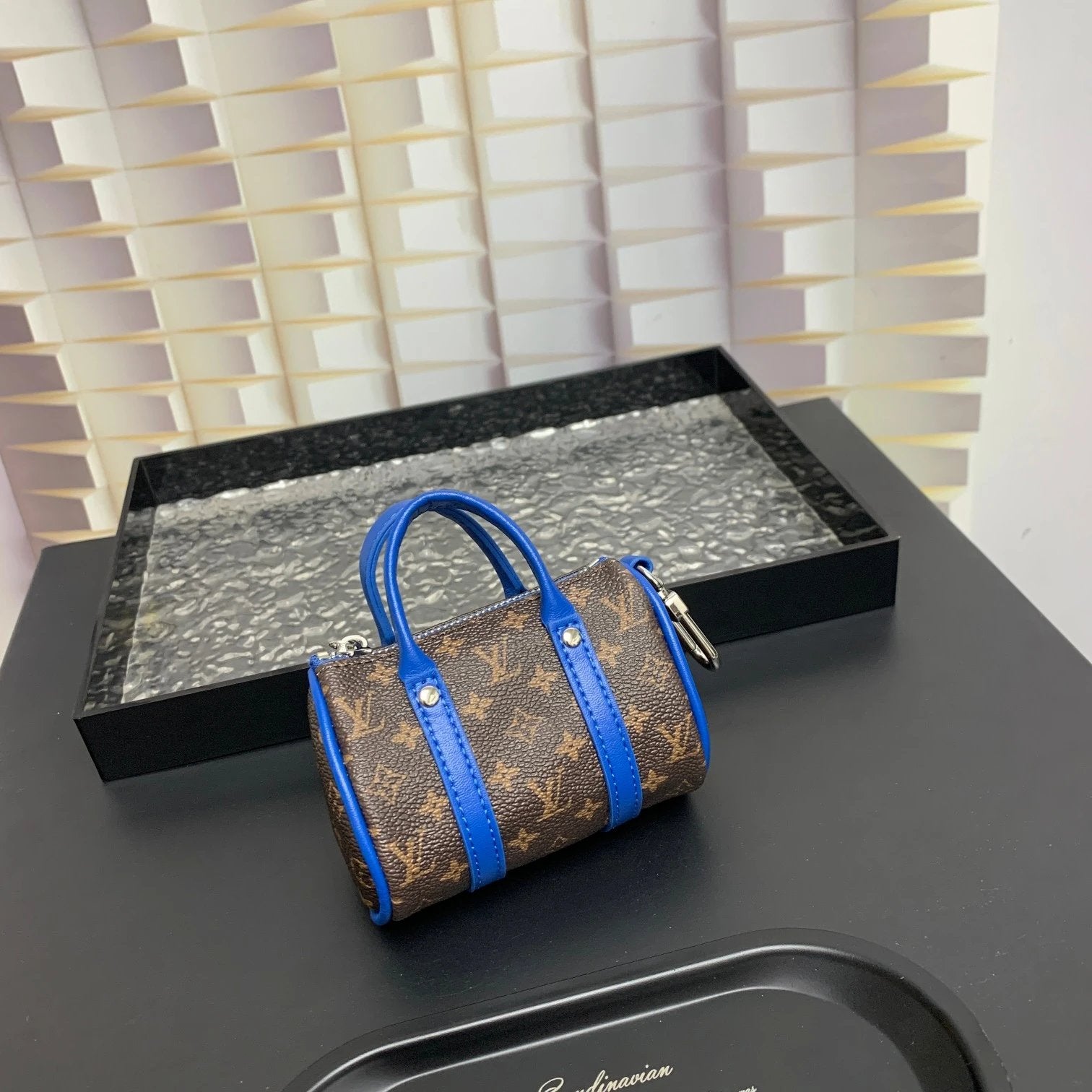 VL Handbags (9) 31