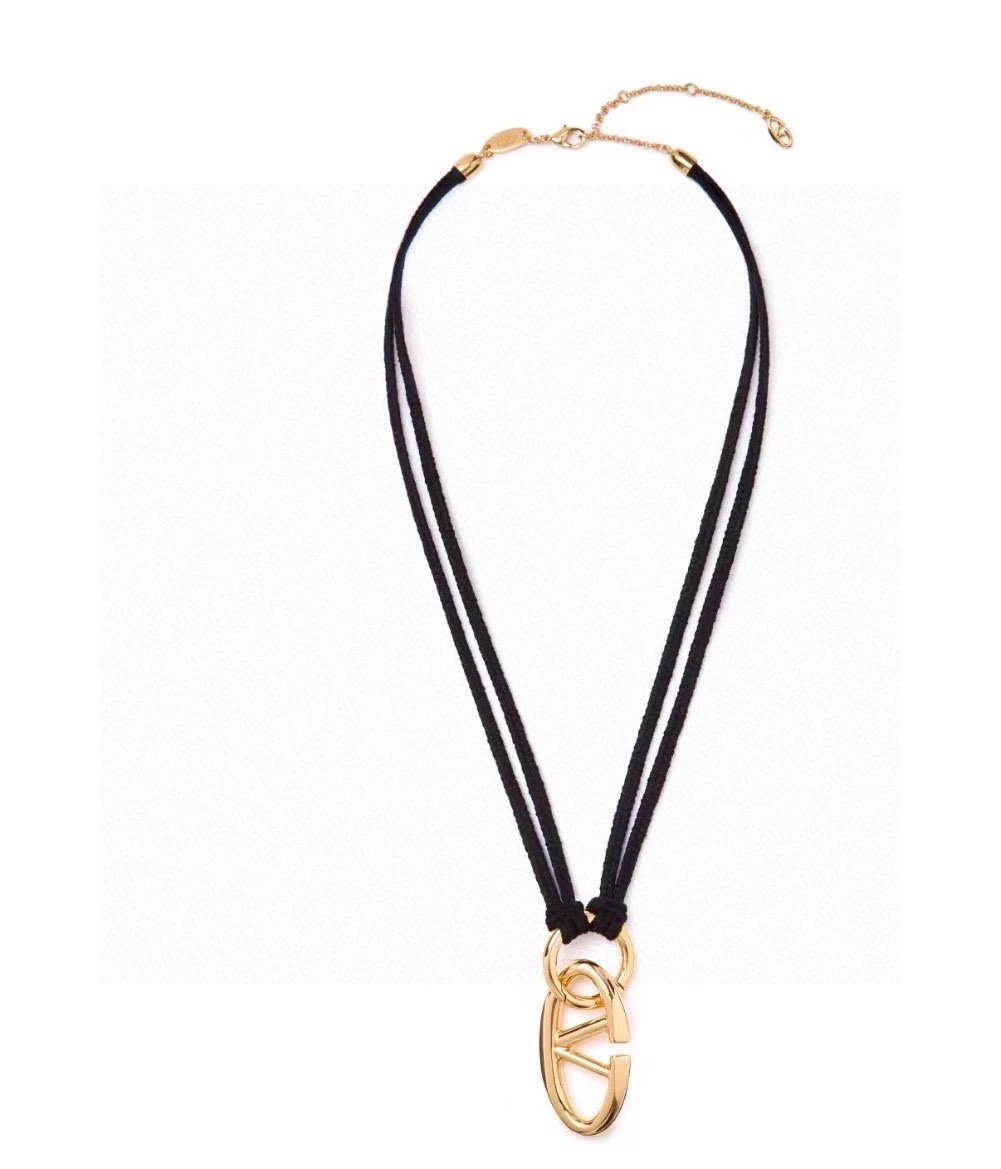 CHAN NECKLACES (1) 18
