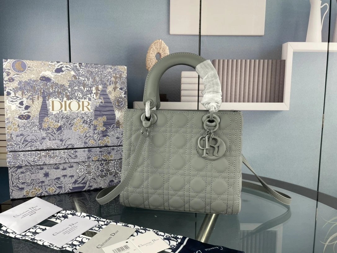 DIO Handbags (1) 35