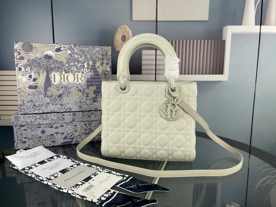 DIO Handbags (1) 33