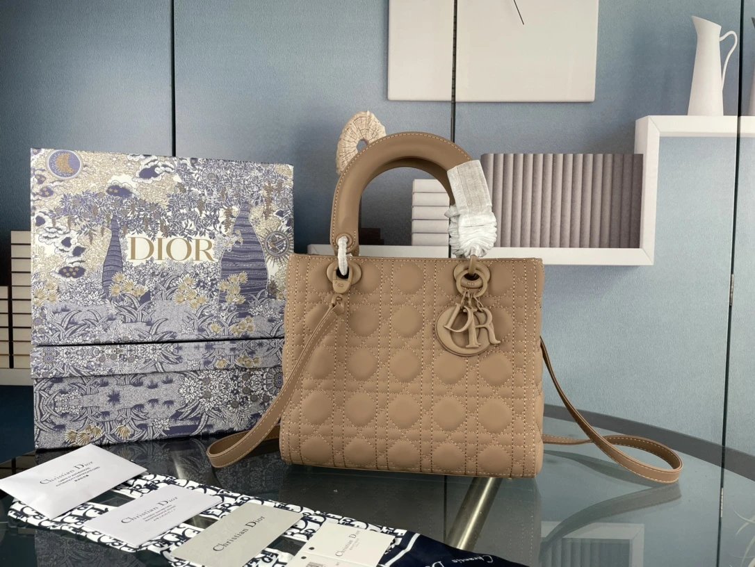 DIO Handbags (1) 34